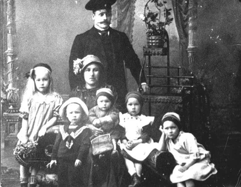 Внучка Франца Милошевича Софья вместе с детьми и братом Владимиром. Второй слева в группе детей – Коля Милошевич. Ярославль. 31 мая 1915 года